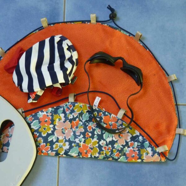 Tapis de piscine ouvert avec accessoires